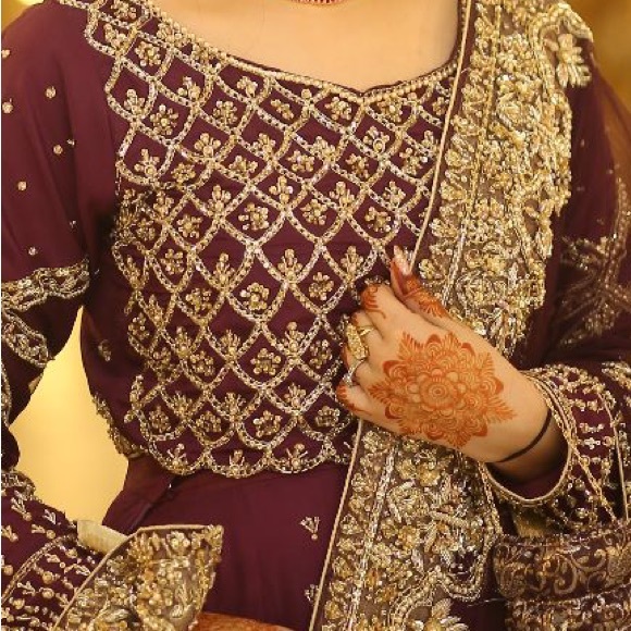 Pakistani/ Indian formal lehnga - Picture 2 of 3